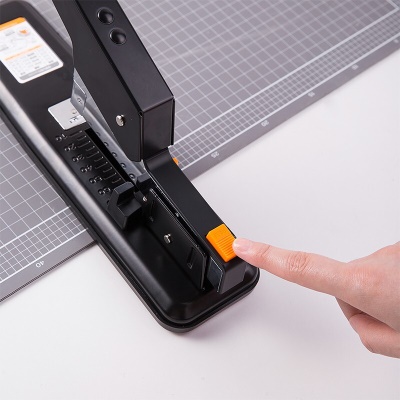 得力(deli)重型订书机 省力型方便实用长臂加厚大号订书器钉书机办公装订机用品订本子 100页黑色重型订书机-0290